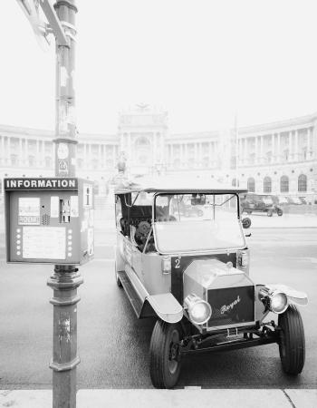 Elektro-Oldtimer vor der Hofburg in Wien