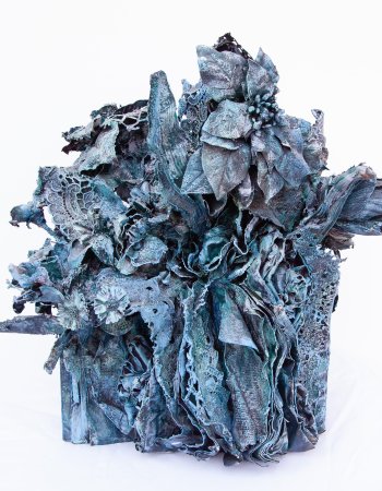 Türkise Spitze mit Blumen