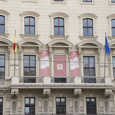 Übergabe des Kunstwerks von Aurora CID an das Instituto Cervantes in Wien