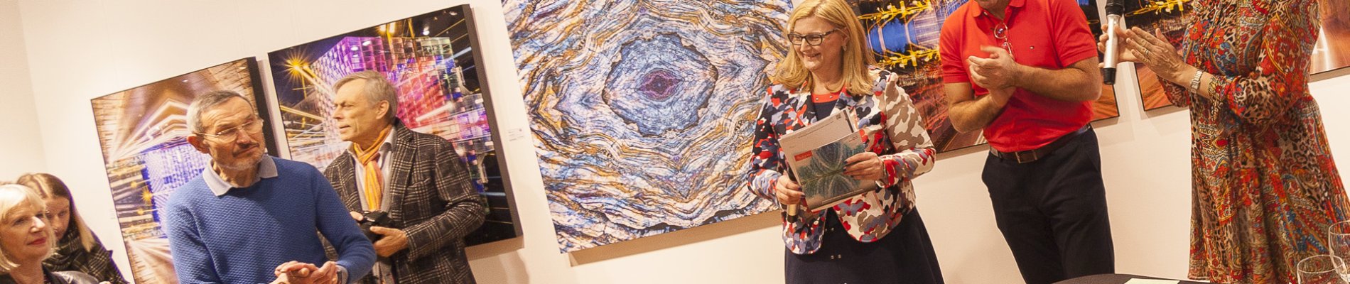 Sonja Dolzer (BURN-IN Gründerin) Ares Yannakopoulos (Fotokünstler) Andrea Springer (Moderation)